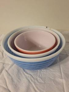 lot 202 image: Vintage Pyrex Mixing Bowl Set - Blue & Pink Nesting Bowls