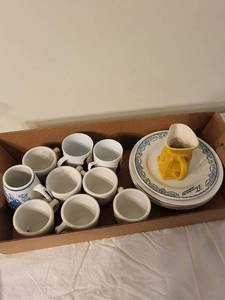 lot 223 image: Vintage Mugs, Plates & Pitcher Collection - Thompsons & Santa Design
