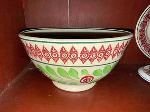 lot 82 image: Decorative Antique Stick Spatter Sponge Bowl with Red Green Floral Design