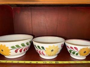lot 85 image: Set of 3 Vintage Hand-Painted Floral Ceramic Bowls