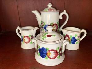 lot 86 image: Vintage Villeroy & Boch Stick Spatter Floral Tea Set - 4 Piece