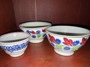 lot 155 image: Set of 3 Vintage Stick Spatter Floral Ceramic Bowls Made in England