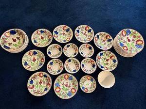 lot 173 image: Antique Stick Spatter Hand Painted Petrus Regout & Villeroy & Boch Dinner Plates