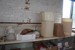 lot 34 image: Assorted Lamp Shades and Pendant Lights