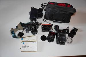 lot 72 image: Vintage Minolta Maxxum 7000 35mm SLR Camera with Accessories