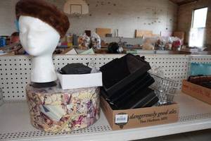 lot 152 image: Retail Jewelry Displays and Hat Box