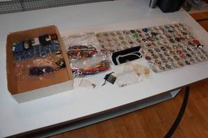 lot 149 image: Costume Jewelry - Pins and Earrings