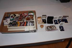 lot 162 image: Costume Jewelry - Bracelets, Earrings, Pendants