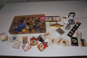 lot 161 image: Costume Jewelry - Pins and Brooches