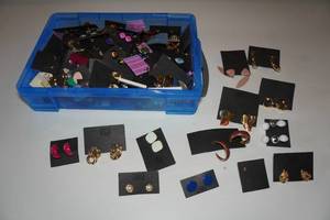 lot 158 image: Costume Jewelry - Earring Pairs