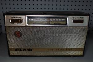 lot 197 image: Antique Singer Nine Transistor Radio - Model 910