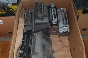 lot 225 image: Automotive Radios