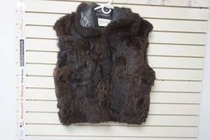 lot 4 image: Vintage Andrew Marc Fur Vest 28 wide.