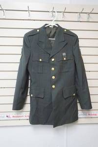 lot 8 image: Vintage Military Dress Green Jacket 36R
