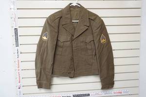 lot 9 image: Vintage Dress Green Army Jacket 38L