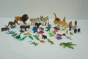 lot 25 image: Plastic Animals & Dinosaurs