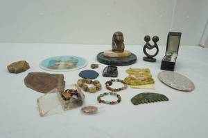 lot 93 image: Rocks, Jewelry, Stone Decor, Holy Family Round Stone Plaque