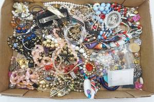lot 121 image: Costume Jewelry (some parts and pieces, some complete