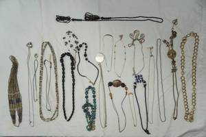 lot 124 image: Fashion Jewelry Necklaces