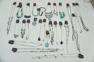 lot 130 image: NEW Paparazzi Necklace & Earring Sets