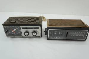 lot 137 image: Vintage GE Electric Clock Radios