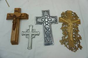 lot 220 image: Metal Crosses (2ct) and Wooden Crucifixes (2ct)