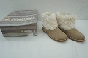 lot 233 image: Kakalu Womens Slip On Boots Size 8. New In Box