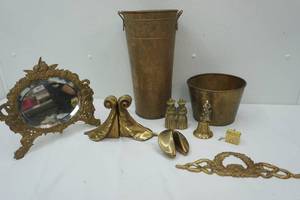 lot 241 image: Vintage Brass Decor Lot