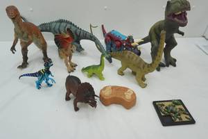 lot 249 image: Large Dinosaur Toys & Figurines
