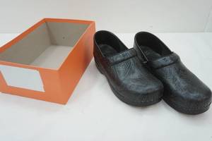 lot 254 image: Dansko Size 9.5 Womens Shoes