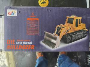 lot 9967 image: SDLANCH Remote Control Toy Bulldozer (690-C3)