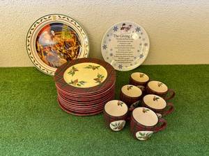 lot 65 image: Holiday Plates & Cups