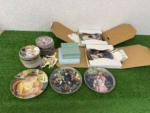 lot 70 image: Collectible Plates