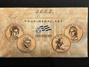 lot 61 image: 2007 First Spouse Bronze Medal Set