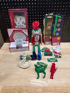 lot 43 image: Christmas Items