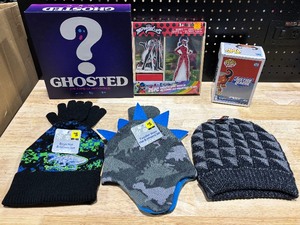 lot 47 image: Hats and games