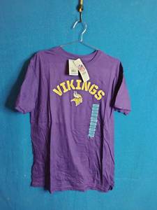 lot 49 image: Minnesota Vikings Team T-Shirt - Size Large
