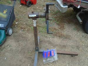 lot 106 image: Engine stand. 850 lbs. Used condition. As shown.