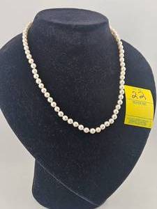 lot 22 image: 18 inch Single Strand Pearl Necklace