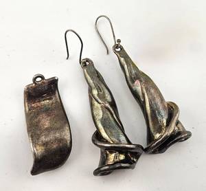 lot 62 image: Vintage Bat-Ami Sterling Earrings & Pendant