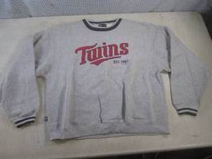 lot 36 image: (BS) Minnesota Twins Long Sleeve Pu...
