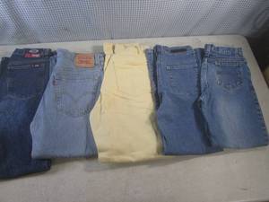 lot 42 image: (CS) 5 Pairs of Assorted Jeans - Bo...