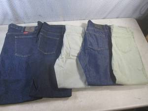 lot 44 image: (CS) 5 Pair of Assorted Jeans - Wra...