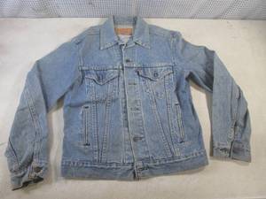 lot 81 image: (CSB) Levis Denim Jacket Size 38...