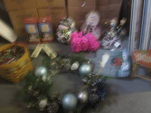 lot 139 image: (EC1) Assorted Christmas Decor...