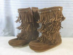 lot 100 image: (CS) Pair of Minnetonka Leather Fri...