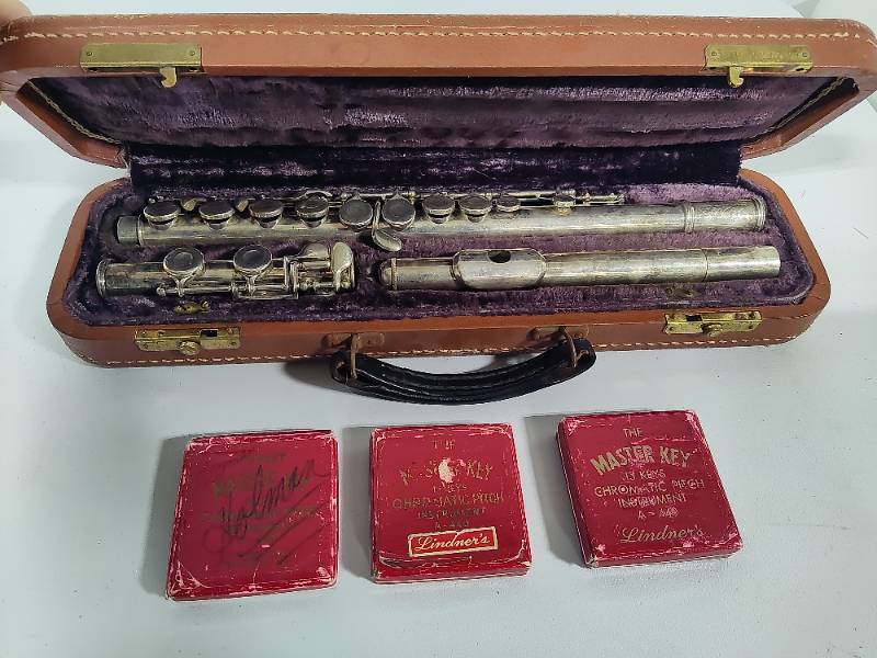 lot 41 image: Vintage Flute wCase & Pitch Instruments
