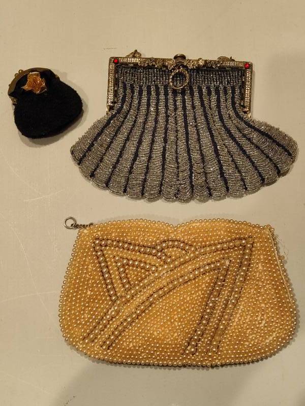 lot 62 image: Vintage Ladies Beaded Purses & Small Coin Purse