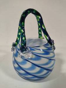 lot 10 image: Fifth Avenue Crystal Glass Art Handbag