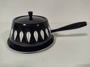 lot 1 image: Catherineholm Enamelware Fondue Pot wLotus Pattern